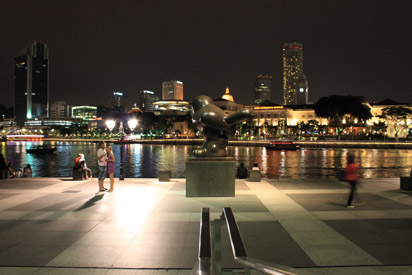 A pigeon statue along the river