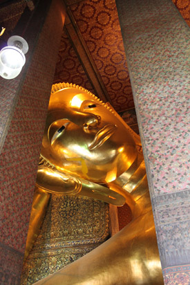 The reclining Buddha through Wat Pho supporting pillars