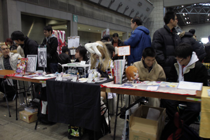 Cosplayer selling manga