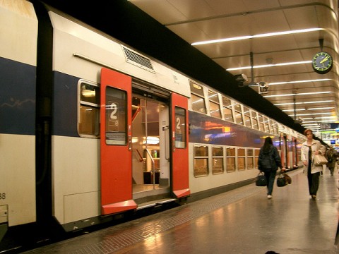 Paris Metro door open